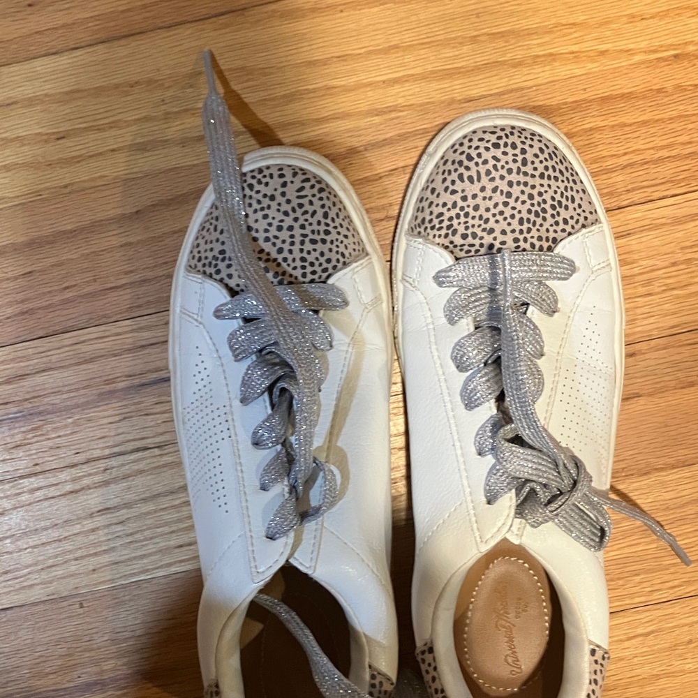 Universal Thread White And Gray Patterned Sneakers - image 1